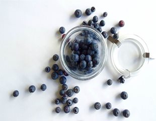 A bowl of blueberries, which help cognitive funtion and promote less cellular aging. 