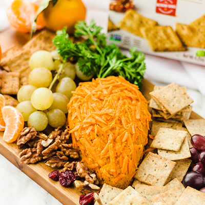 safdsdfdsfdsf.png Charcuterie consisting of grapes, nuts, vegan Carrot Cheese dip and Simple Mills almond flour crackers