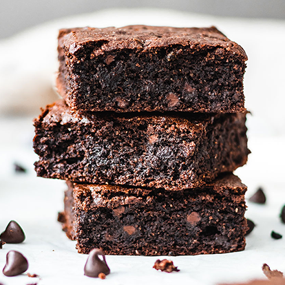 qqqq-(1).png Stack of brownies made with Simple Mills Almond flour Baking mix brownies