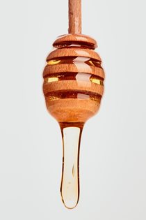 healthy-honey-benefits-dipper-with-dripping-honey-on-plain-background-good-food_t20_kne383.jpg